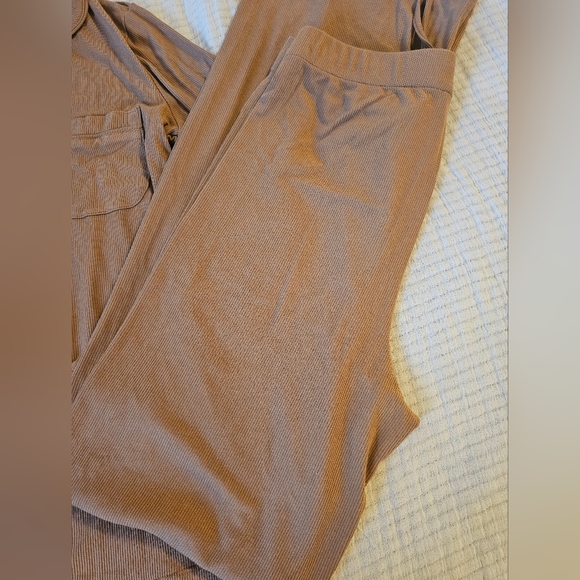 Skims Soft Lounge long sleeve sleep set - Picture 4 of 6